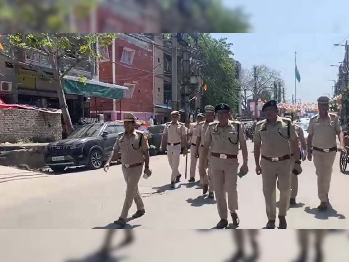 जहांगीरपुरी में हिंदू वाहिनी सेना ने सड़क पर किया हवन, पुलिस की बैरिकेडिंग को बताया साजिश 