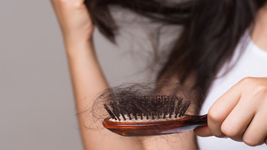 Hair Loss: क्या तेल लगाने से होता है हेयर लॉस? एक्सपर्ट्स ने बताई वजह