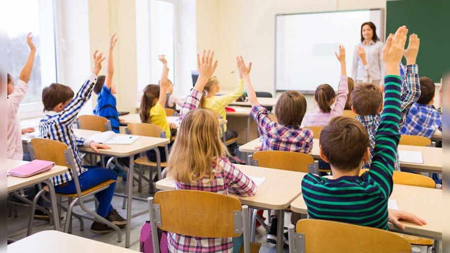 स्कूल से आते ही बच्चे ने मम्मी- पापा को बोला अम्मी-अब्बू; शिकायत लेकर DM के पास पहुंचे 'अब्बा जान'