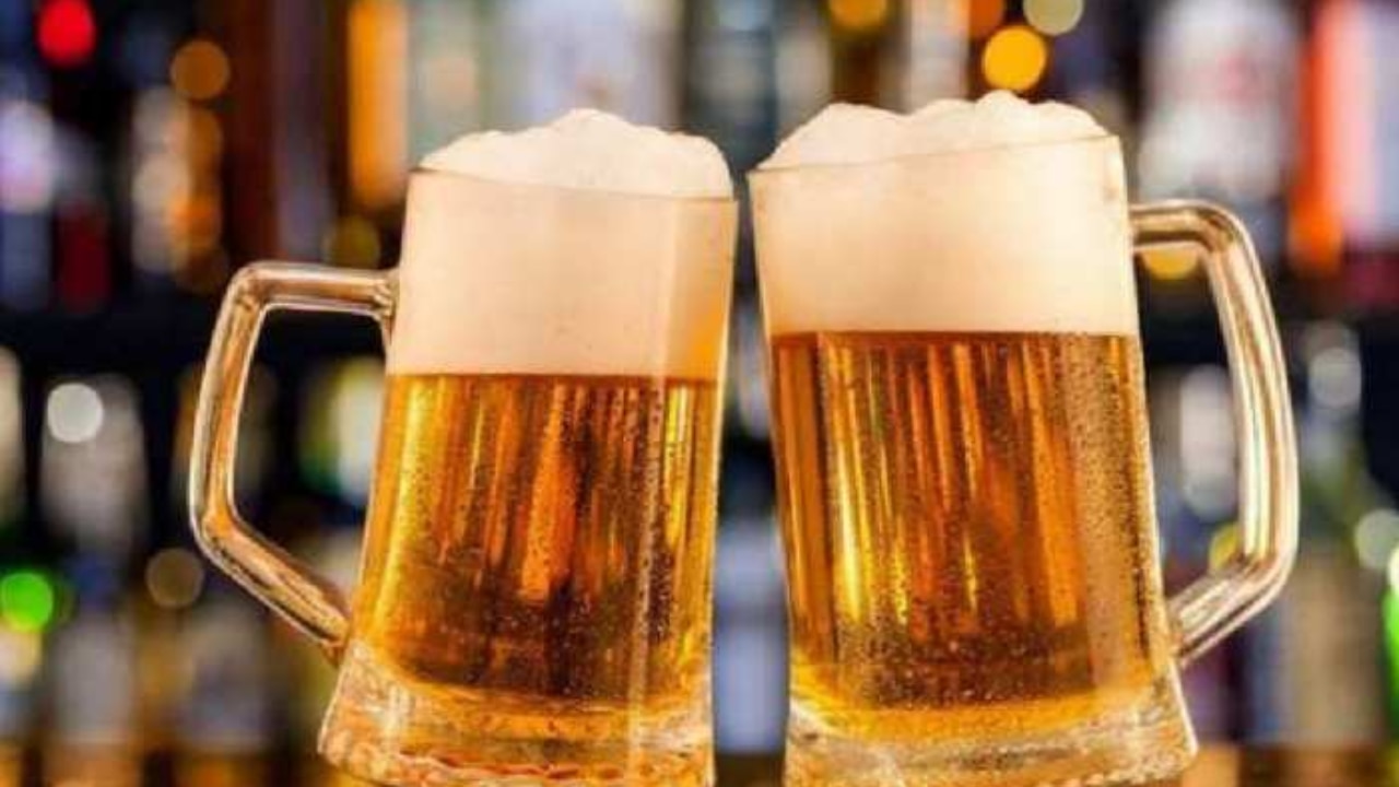 दिल्ली में Beer की हुई किल्लत, लोग बोले- ऐसी बीयर मिल रही जिसका पहली बार सुना नाम