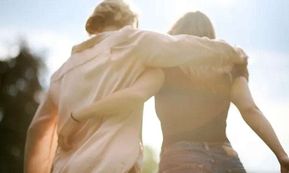 बेटे के दोस्त से इश्क फरमा रही है मां, कशमकश में फंसी ज़िन्दगी तो सोशल मीडिया पर मांगी सलाह बेटे के दोस्त से इश्क फरमा रही है मां, कशमकश में फंसी ज़िन्दगी तो सोशल मीडिया पर मांगी सलाह