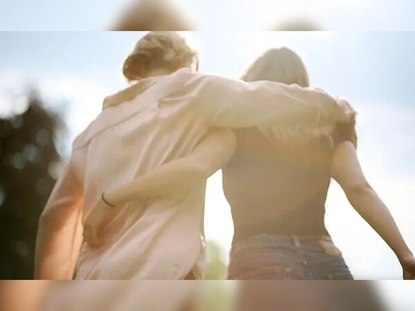 बेटे के दोस्त से इश्क फरमा रही है मां, कशमकश में फंसी ज़िन्दगी तो सोशल मीडिया पर मांगी सलाह