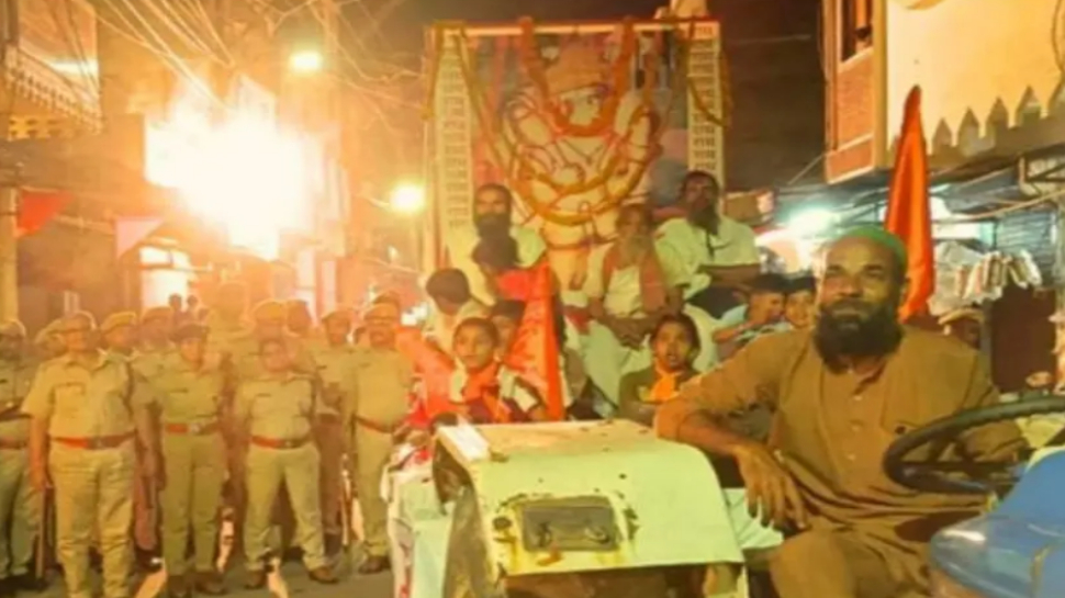 राजस्थान में दिखी एकता की मिसाल; मोहम्मद रमज़ान कई बरसों से शोभायात्रा में ले रहे हिस्सा राजस्थान में दिखी एकता की मिसाल; मोहम्मद रमज़ान कई बरसों से शोभायात्रा में ले रहे हिस्सा