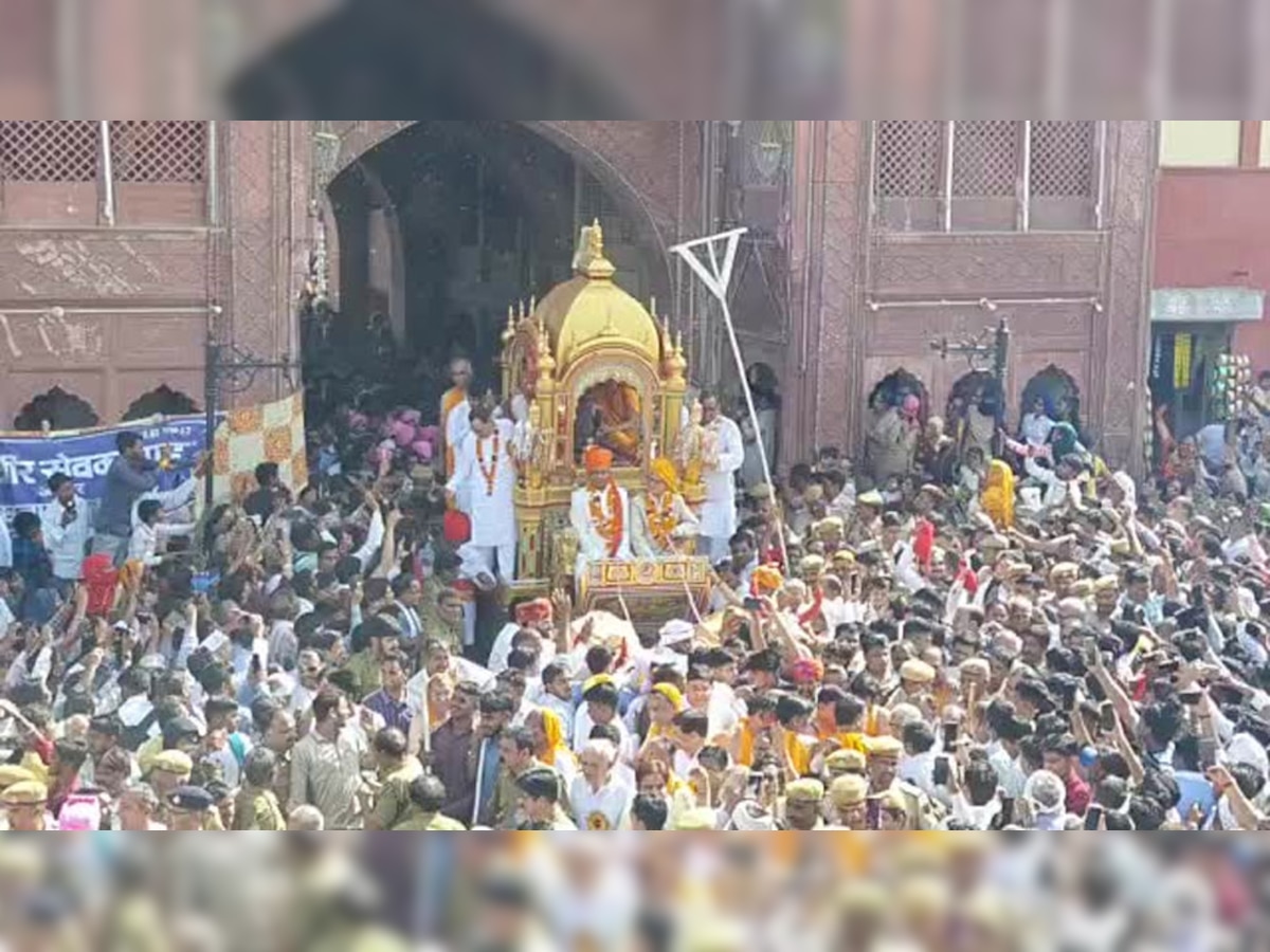 भगवान महावीर के सारथी बने हिंडौन के एसडीएम, बैंड बाजे की धुन पर निकाली शोभायात्रा