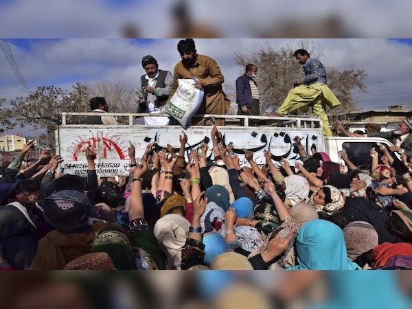 Pakistan Crisis: पाकिस्तान में महंगाई का दौर जारी; मुफ़्त आटे के लिए लाइनें लगाने पर अवाम मजबूर