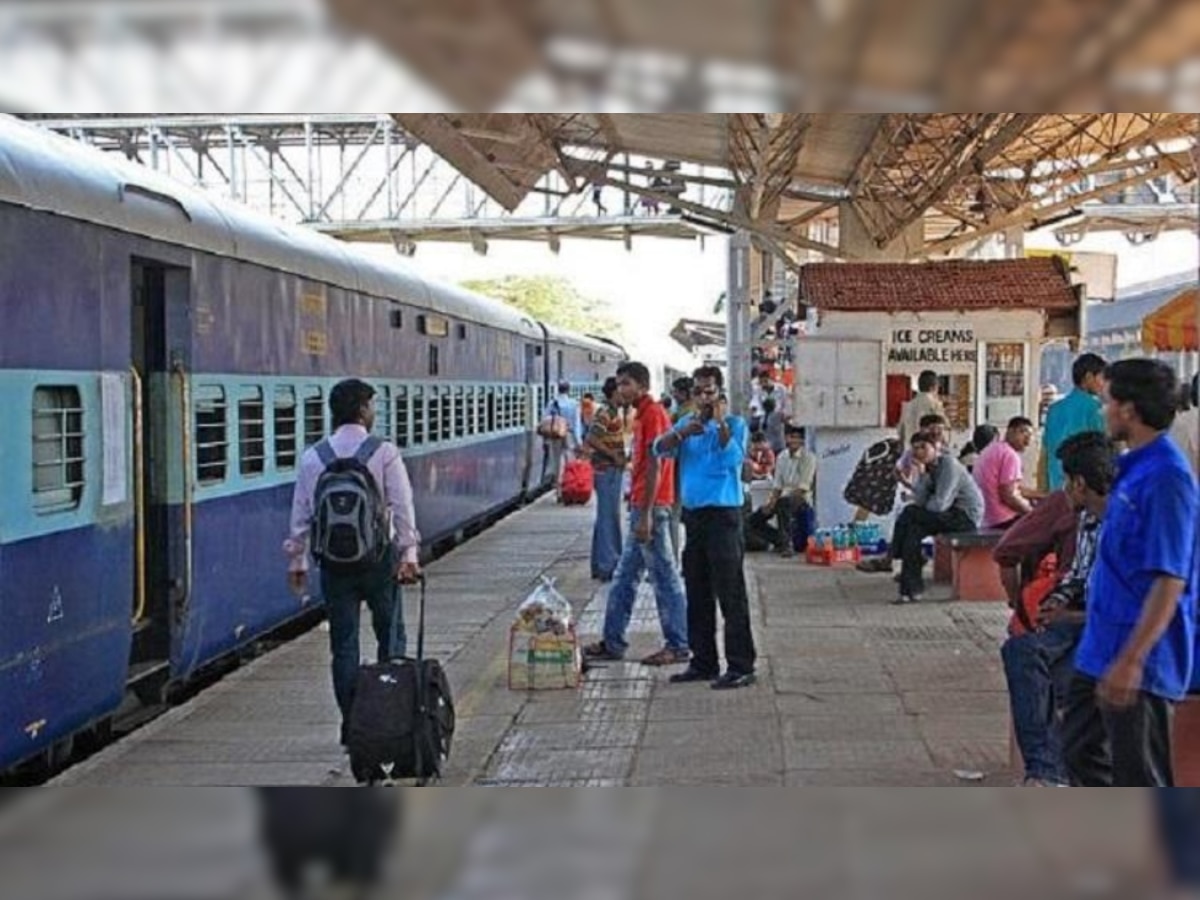 Indian Railway Rules: रात को ट्रेन से उतरकर सुबह तक स्टेशन पर रुकने के लिए क्या प्लेटफॉर्म टिकट लेना होगा?