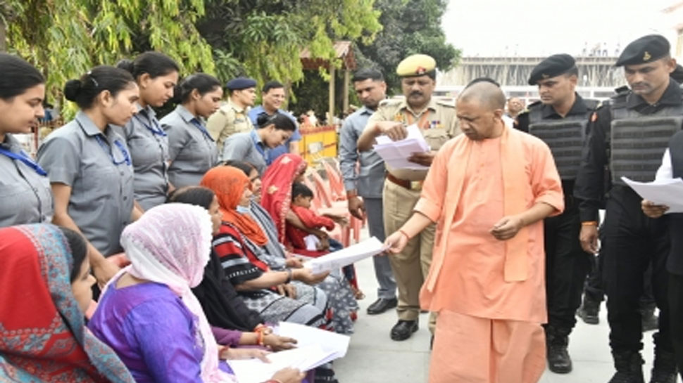 UP Janta Darshan: न बिटिया की शादी रुकेगी, न ही पति का इलाज, जनता से बोले CM योगी