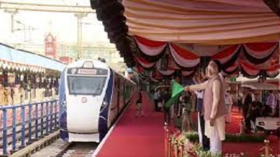 India Prime Minister: प्रधानमंत्री नरेंद्र मोदी ने वंदे भारत एक्सप्रेस को दिखाई हरी झंडी, जानें क्या है ट्रेन का रूट