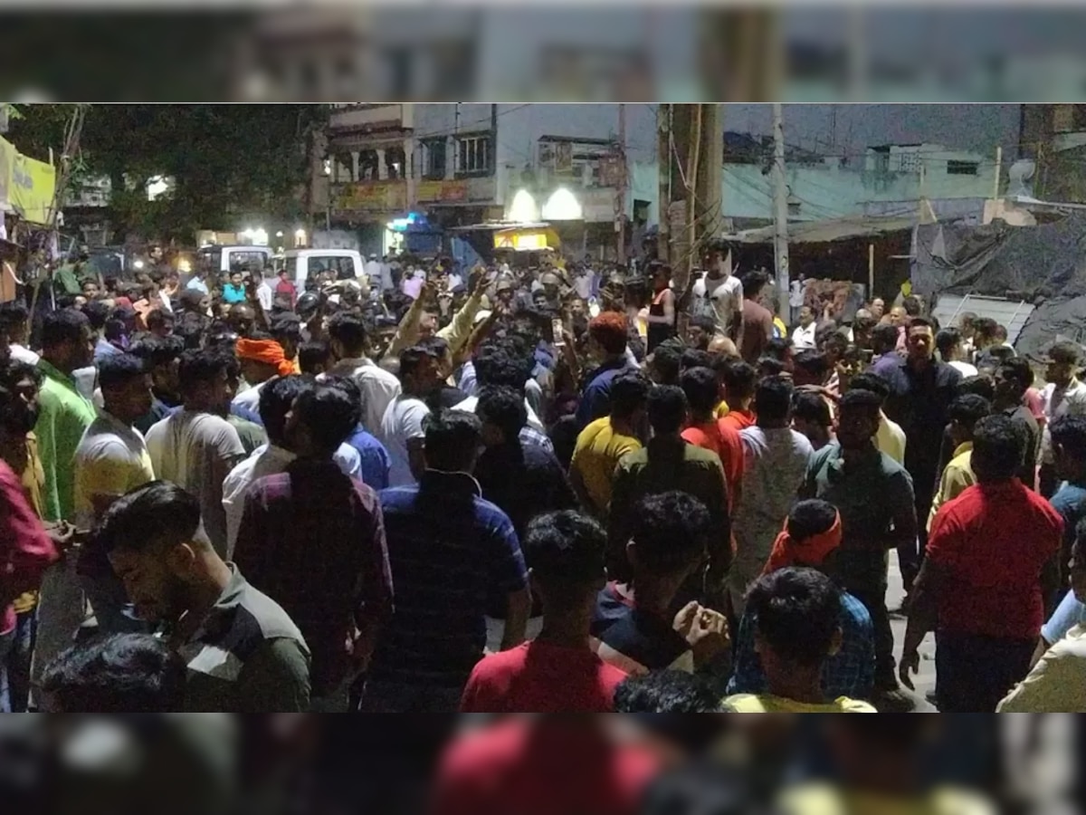 Jamshedpur News: रामनवमी झंडे में बांधा मांस का टुकड़ा, दो गुटों ने देर रात तक किया सड़क पर हंगामा