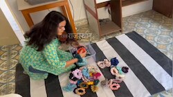 डूंगरपुर की  नीरल बन रही प्रदेश की शान, इंस्टाग्राम पर  हेयर बैंड  बेच कमा रही लाखों