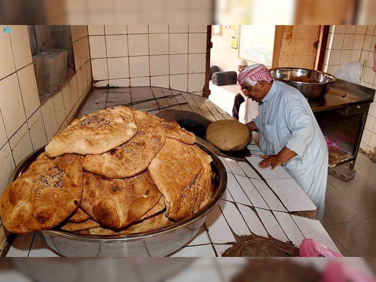 अरब देशों की खास रोटी: मेदा, दूध, खजूर, पनीर से होती है तैयार, खजूर की लकड़ियों में सेकी जाती है
