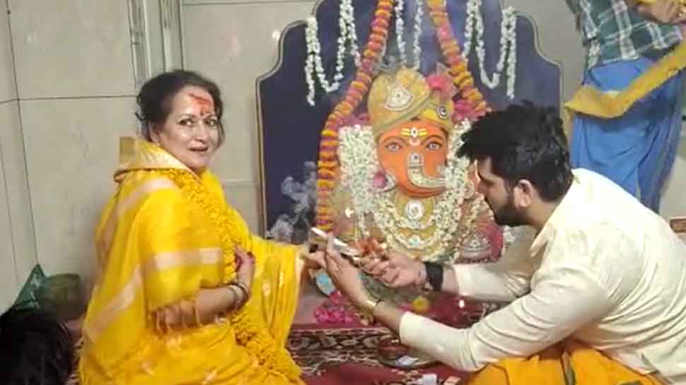'DDLJ' फेम अभिनेत्री हिमानी शिवपुरी पहुंची उज्जैन, बाबा महाकाल के किए दर्शन, देखिए PHOTOS 'DDLJ' फेम अभिनेत्री हिमानी शिवपुरी पहुंची उज्जैन, बाबा महाकाल के किए दर्शन, देखिए PHOTOS