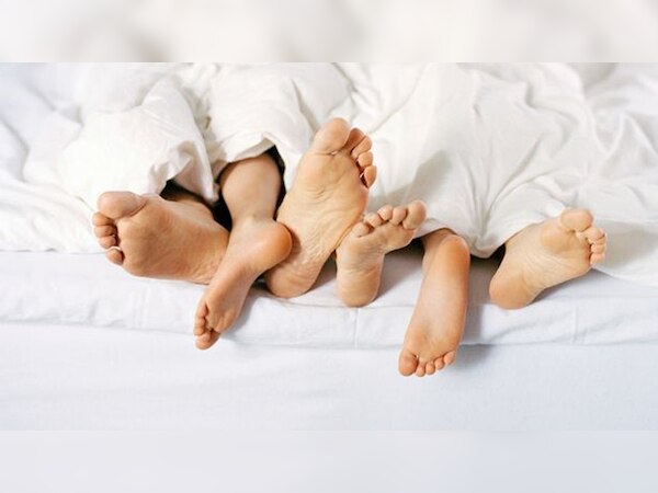 यहां पति-पत्नी के बीच एक और लड़की शेयर करती है बेड, इस मोबाइल एप का लिया सहारा