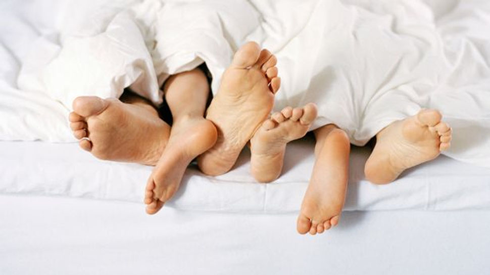 यहां पति-पत्नी के बीच एक और लड़की शेयर करती है बेड, इस मोबाइल एप का लिया सहारा यहां पति-पत्नी के बीच एक और लड़की शेयर करती है बेड, इस मोबाइल एप का लिया सहारा