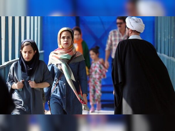 Iran Hijab Row: हिजाब पर ईरान सरकार का सख़्त रुख़; CCTV के ज़रिए महिलाओं पर रहेगी नज़र