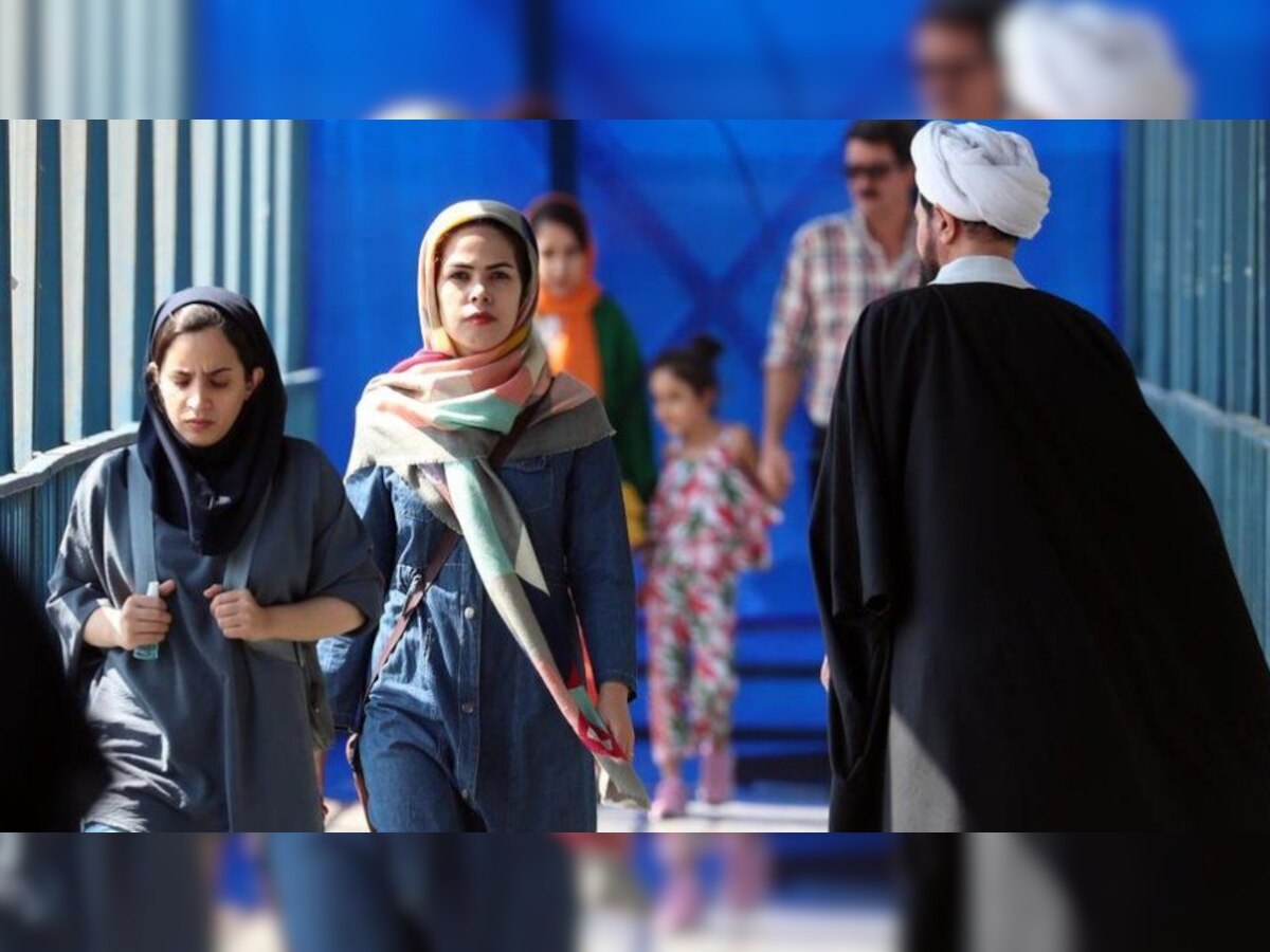 Iran Hijab Row: हिजाब पर ईरान सरकार का सख़्त रुख़; CCTV के ज़रिए महिलाओं पर रहेगी नज़र