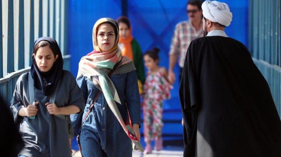 Iran Hijab Row: हिजाब पर ईरान सरकार का सख़्त रुख़; CCTV के ज़रिए महिलाओं पर रहेगी नज़र Iran Hijab Row: हिजाब पर ईरान सरकार का सख़्त रुख़; CCTV के ज़रिए महिलाओं पर रहेगी नज़र