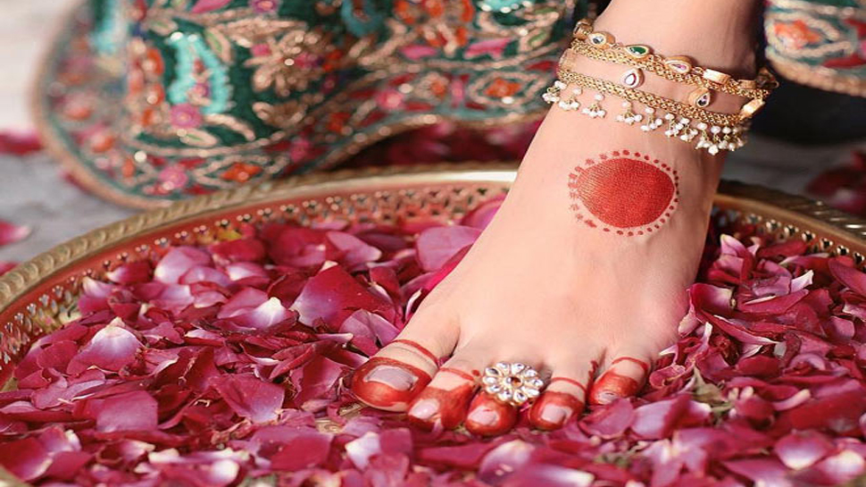 Why women wear only silver rings in feet after marriage why not gold ones know the big reason | शादी के बाद महिलाएं क्यों पहनती हैं चांदी की ही बिछिया.. सोने की