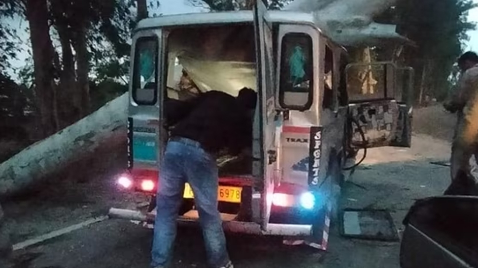 अकोला मंदिर में टिन के शेड पर पेड़ गिरने से 7 लोगों की मौत, 23 अन्य घायल अकोला मंदिर में टिन के शेड पर पेड़ गिरने से 7 लोगों की मौत, 23 अन्य घायल