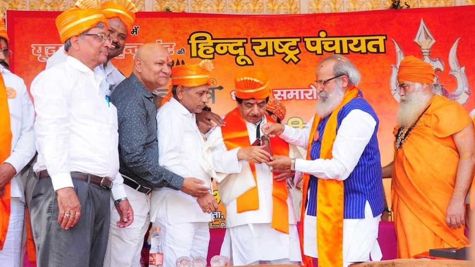 दिल्ली के इस इलाके को बताया 'हिंदू राष्ट्र', कहा- मुसलमानों को न बेचें घर-जमीन दिल्ली के इस इलाके को बताया 'हिंदू राष्ट्र', कहा- मुसलमानों को न बेचें घर-जमीन