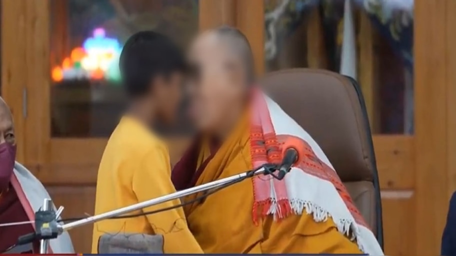 Dalai Lama Viral Video: बच्चे से जुबान पर किस कराना चाहते थे दलाई लामा, लोगों ने लगाई फटकार