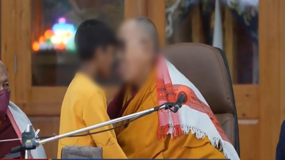 Dalai Lama Viral Video: बच्चे से जुबान पर किस कराना चाहते थे दलाई लामा, लोगों ने लगाई फटकार Dalai Lama Viral Video: बच्चे से जुबान पर किस कराना चाहते थे दलाई लामा, लोगों ने लगाई फटकार