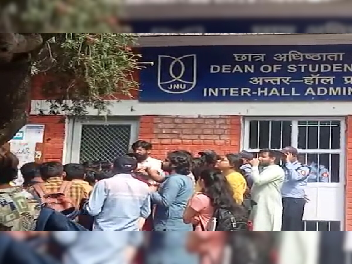 JNU Protest: JNU में Hostel खोलने की मांग पर छात्र संघ का प्रदर्शन, डीन ऑफिस के बाहर धरने पर बैठे छात्र