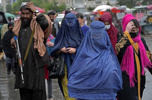 गार्डन और रेस्तरां में पर्दा नहीं करती महिलाएं, तालिबान ने जाने पर लगाई पाबंदी