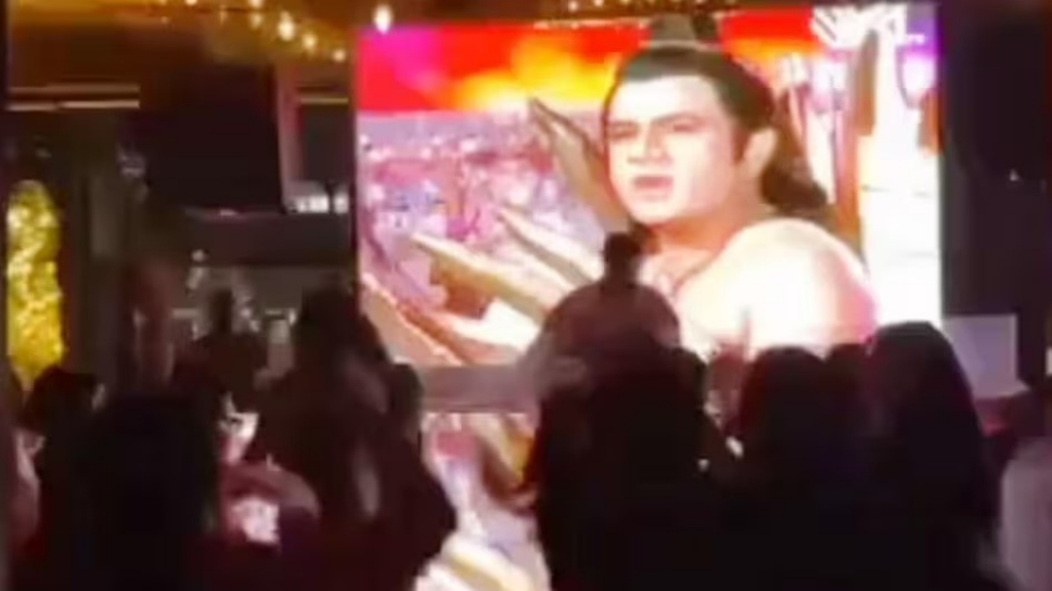 Garden Galleria: गार्डन गैलेरिया मॉल में शराब पार्टी में स्क्रीन पर चली रामायण, थिरकते दिखे लोग, वीडियो वायरल Garden Galleria: गार्डन गैलेरिया मॉल में शराब पार्टी में स्क्रीन पर चली रामायण, थिरकते दिखे लोग, वीडियो वायरल