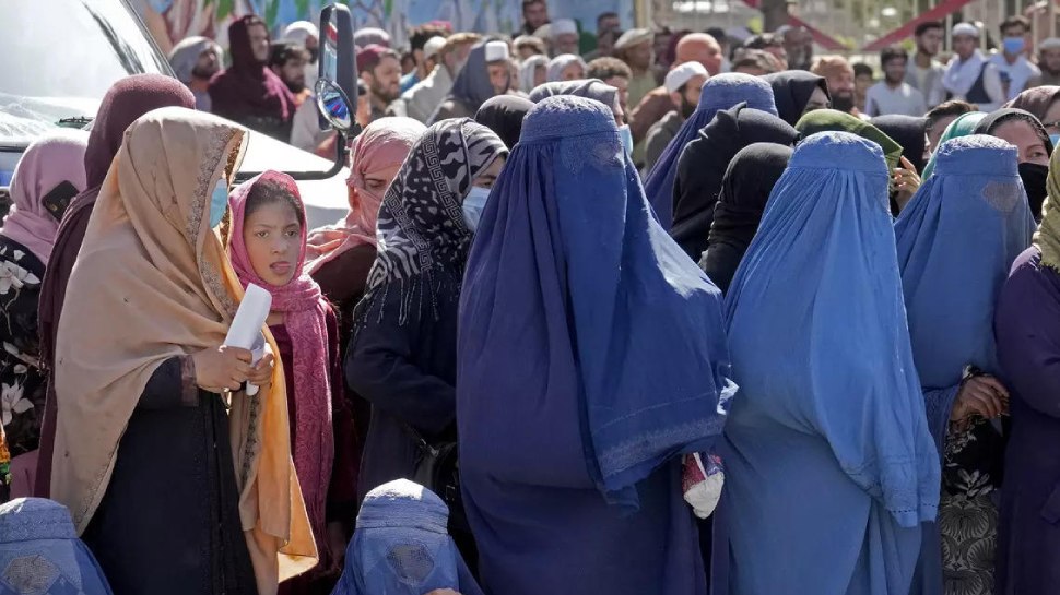 अफ़ग़ानिस्तान की तालिबान सरकार का नया फ़रमान; महिलाओं की इन जगहों पर नो एंट्री