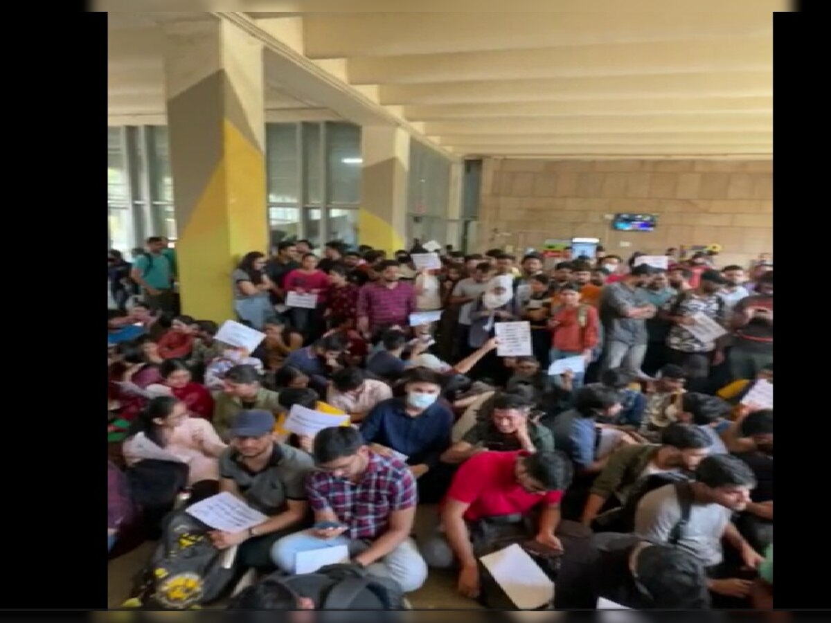 IIT Delhi Students Protest: मेस चार्ज दोगुना करने के विरोध में IIT दिल्ली के छात्रों का प्रदर्शन