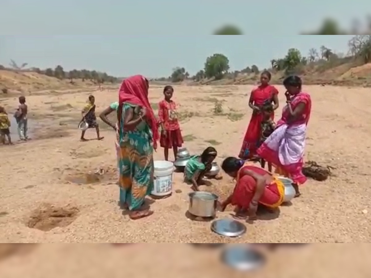 गर्मी आते ही पानी की समस्या शुरू, जामताड़ा में नदी का गंदा पानी पीने को मजबूर ग्रामीण