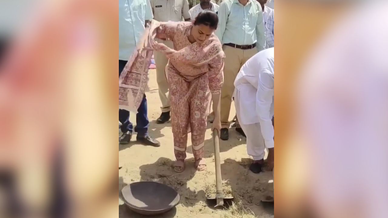 IAS Tina Dabi Is Cleaning With A Shovel People Praised Her After ...