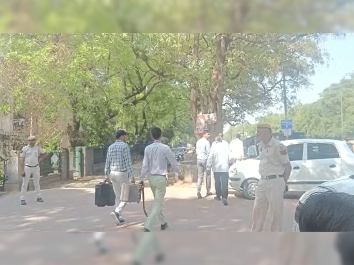 दिल्ली के नामी स्कूल को बम से उड़ाने धमकी, मौके पर पहुंची डॉग और बम की स्क्वायड टीम, जांच में जुटी पुलिस