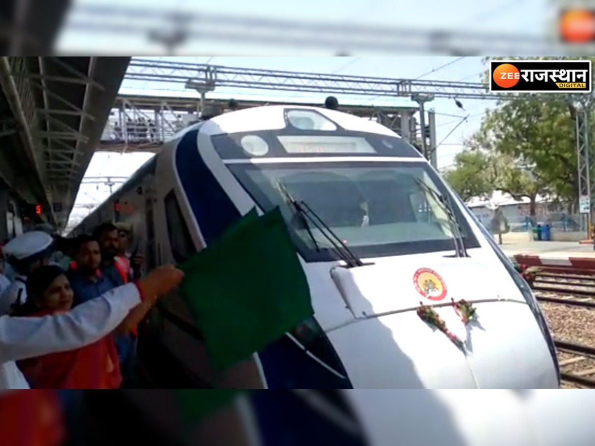 वन्दे भारत का दौसा रेलवे स्टेशन पर हुआ स्वागत, दो मिनट के लिये स्टेशन पर रुकी ट्रेन