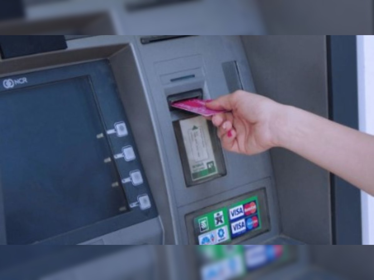 Bank News: क्या आपको पता है मृत व्यक्ति के ATM से पैसे निकालना गैर कानूनी है ? हो सकती है सजा