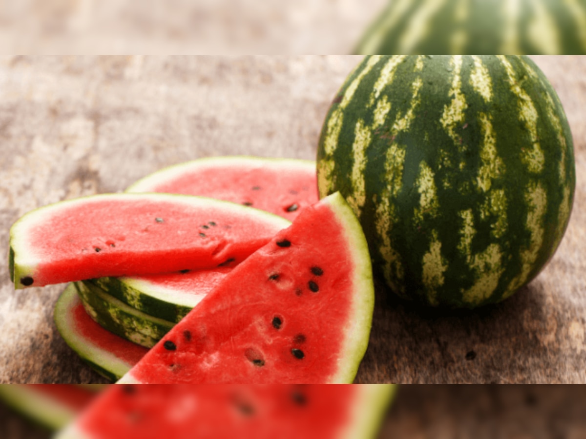 Watermelon Benefits: गर्मियों में हर दिन खाएं एक तरबूज, शरीर में नहीं होगी पानी की कमी!