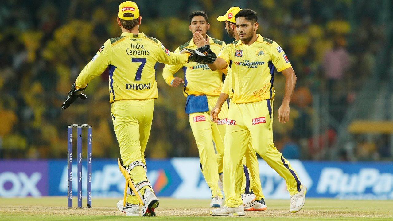 CSK vs RR, IPL 2023: हार के बीच चेन्नई को लगा दोहरा झटका, धोनी के घुटने में लगी चोट तो 2 हफ्ते के लिये बाहर हुआ ये खिलाड़ी