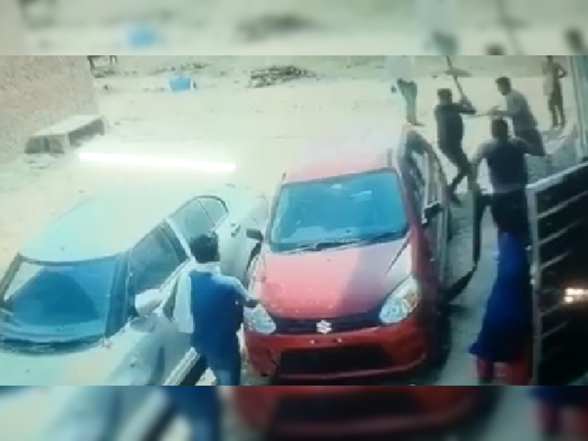 Crime News: भिंड में दिनदहाड़े गुंडागर्दी, कार से आए गुंडों ने व्यापारी के घर के सामने की मारपीट