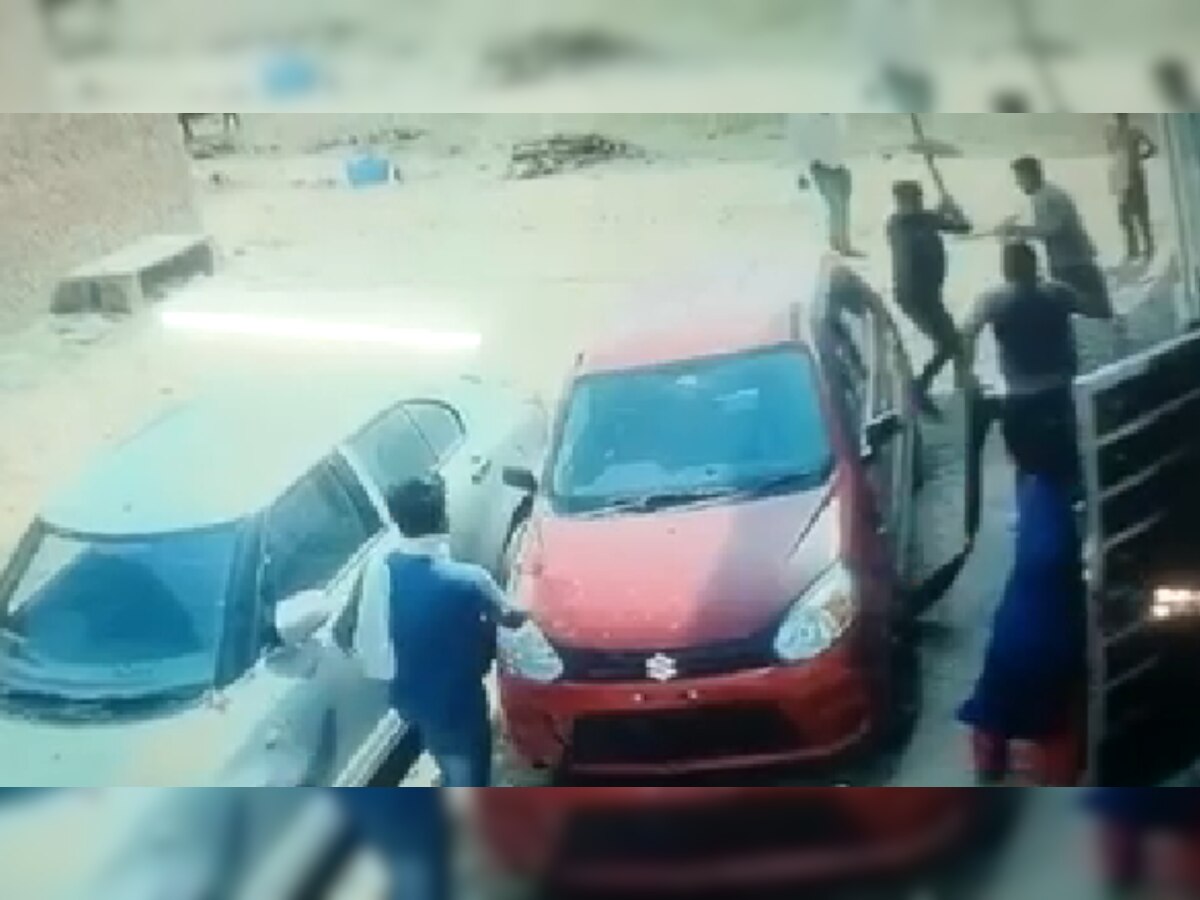 Crime News: भिंड में दिनदहाड़े गुंडागर्दी, कार से आए गुंडों ने व्यापारी के घर के सामने की मारपीट