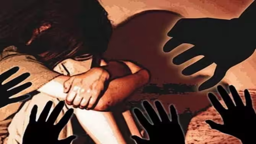 Delhi Gangrape: दिल्ली में फिर इंसानियत हुई शर्मसार; चलती कार में लड़की से गैंगरेप, Video वायरल करने की धमकी Delhi Gangrape: दिल्ली में फिर इंसानियत हुई शर्मसार; चलती कार में लड़की से गैंगरेप, Video वायरल करने की धमकी