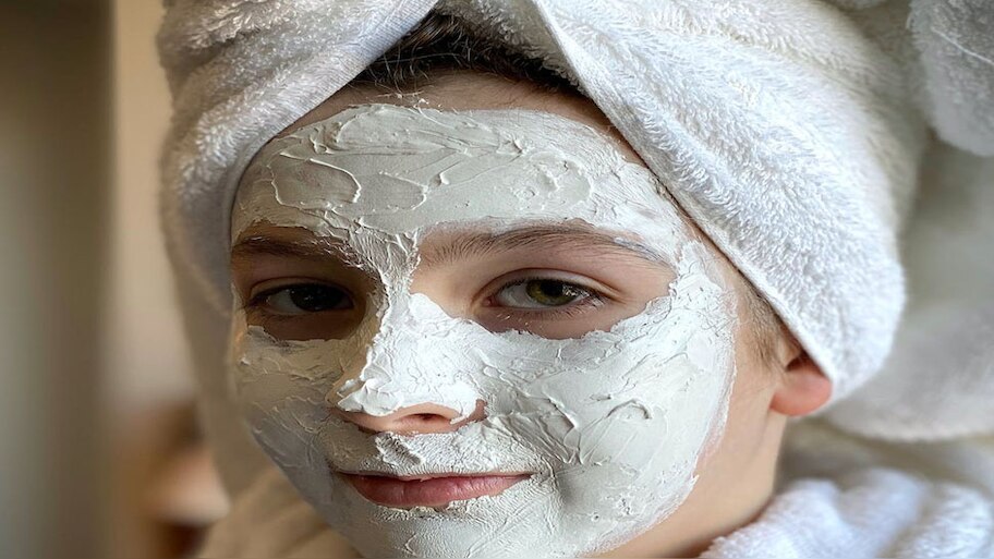 Glowing Face Pack Home Made: घर पर बनाएं चंदन शहद और इन चीजों से बना फेस पैक, चमने लगेगा चेहरा