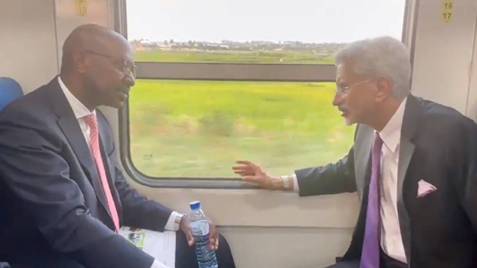 Video: विदेश मंत्री एस जयशंकर का मोज़ाम्बिक दौरा; भारत में निर्मित ट्रेन में किया सफ़र Video: विदेश मंत्री एस जयशंकर का मोज़ाम्बिक दौरा; भारत में निर्मित ट्रेन में किया सफ़र