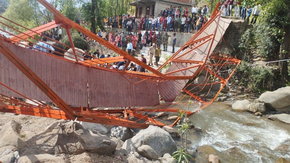 Udhampur में बड़ा हादसा: बैसाखी मेले के दौरान टूटा नदी का पुल, अब तक 20 लोग जख्मी Udhampur में बड़ा हादसा: बैसाखी मेले के दौरान टूटा नदी का पुल, अब तक 20 लोग जख्मी
