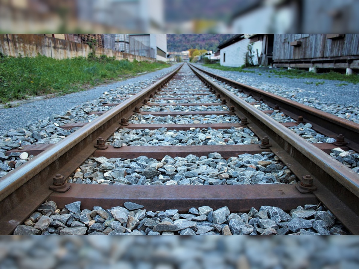 Stone on Railway Track: रेलवे ट्रेक पर आखिर क्यों बिखरे होते हैं पत्थर? कभी सोचा है आपने, असल वजह जानकर चकरा जाएगा सिर 