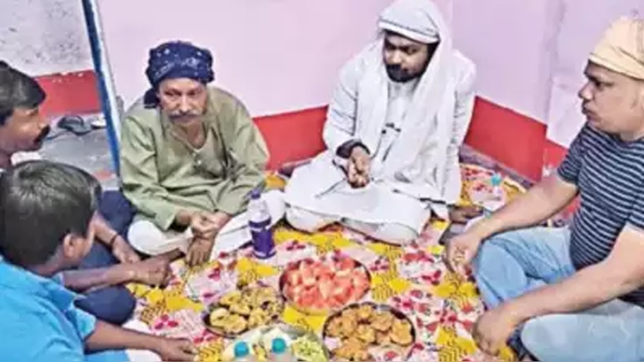 अदभुत है हिंदू-मुस्लिम दोस्तों की कहानी, एक दूसरे के लिए रखते हैं रोजा, मनाते हैं छठ