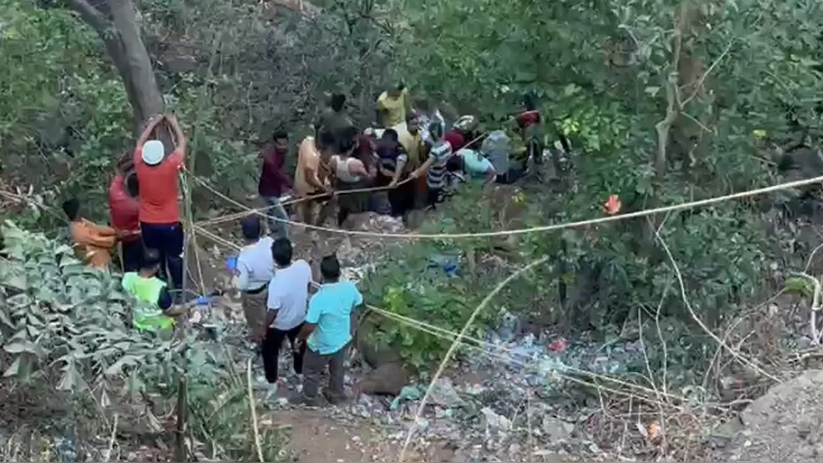 बड़ा हादसा! पुणे से मुंबई जा रही बस खाई में गिरी, 12 लोगों की मौत 27 घायल