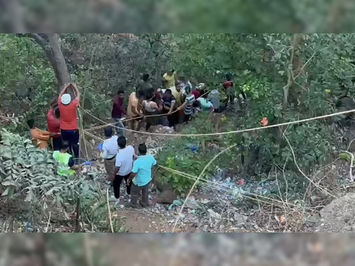 बड़ा हादसा! पुणे से मुंबई जा रही बस खाई में गिरी, 12 लोगों की मौत 27 घायल