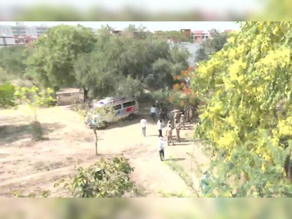 Asad Ahmed: असद अहमद की कब्र के नजदीक दिखी दो महिलाएं, जानिए कौन हैं और पुलिस ने क्या पूछा?