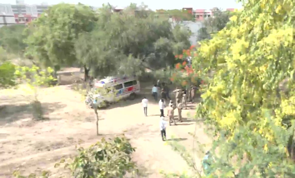 Asad Ahmed: असद अहमद की कब्र के नजदीक दिखी दो महिलाएं, जानिए कौन हैं और पुलिस ने क्या पूछा? Asad Ahmed: असद अहमद की कब्र के नजदीक दिखी दो महिलाएं, जानिए कौन हैं और पुलिस ने क्या पूछा?